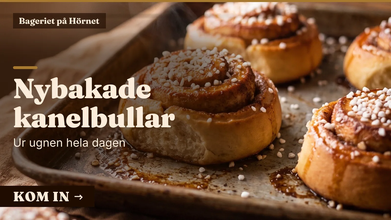 Exempelskylt för Bageriet på Hörnet på en skärm i fönstret. Den bygger på meningen ”Nybakade kanelbullar, ur ugnen hela dagen”